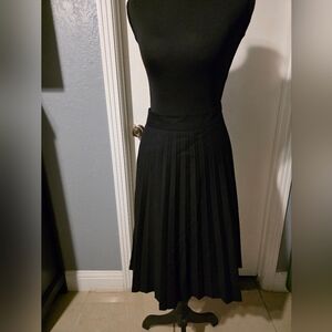 Ann Taylor size 10 black pleated skirt